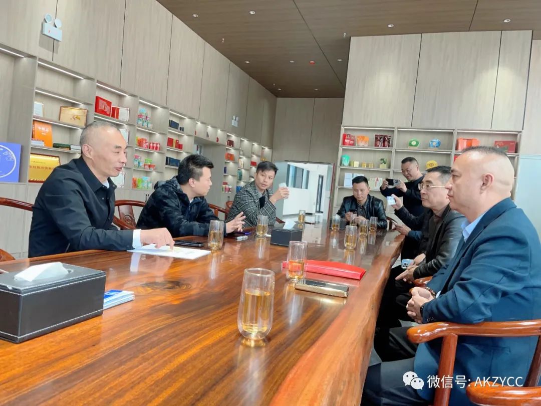 安康市紫阳商会会长罗时坤一行参加中茶公司与云顶龙公司双品牌运营签约仪式